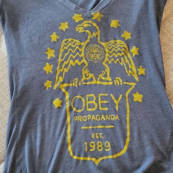 OBEY PROPAGANDA vneck tshirt - Picture 3 of 5